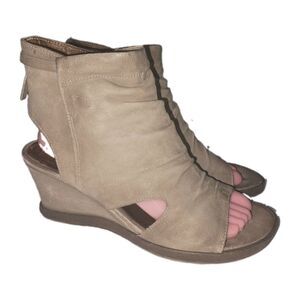 MIZ MOOZ BECCA Sz 8.5/9 Tan Leather Side Zipper Lagenlook Boho Wedge Sandals
